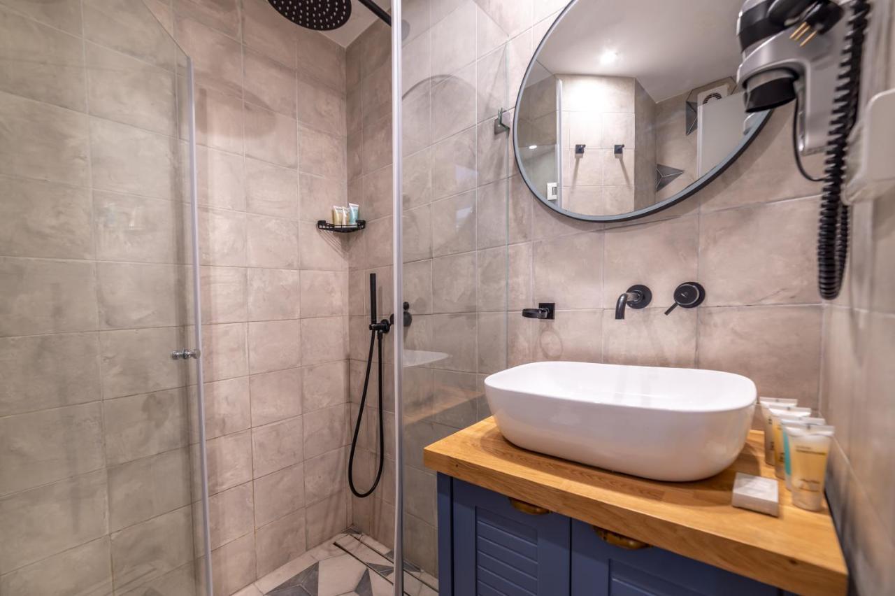 The Six Days Stylish One Bedroom *